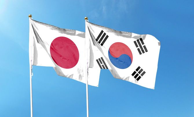 空に日本の国旗と韓国の国旗