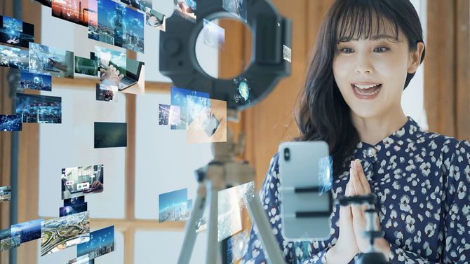 SNS動画を撮影する女性