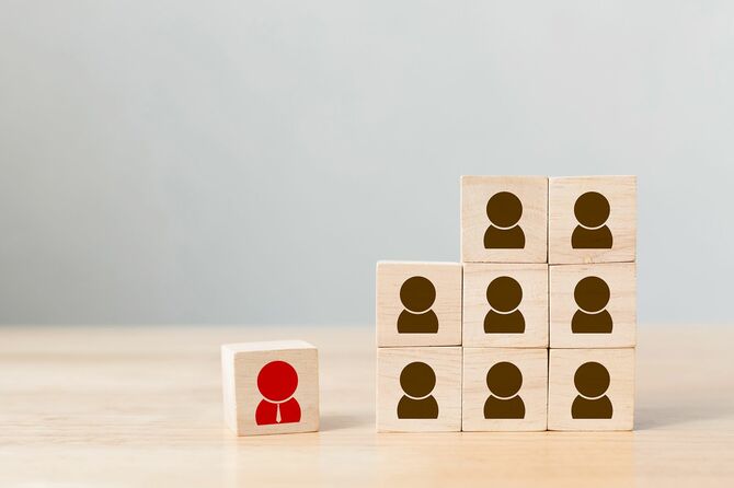 テーブルの上に積み上げられたおもちゃのブロックのクローズアップ