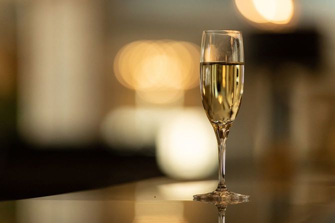ホテルのレストランでシャンパングラス