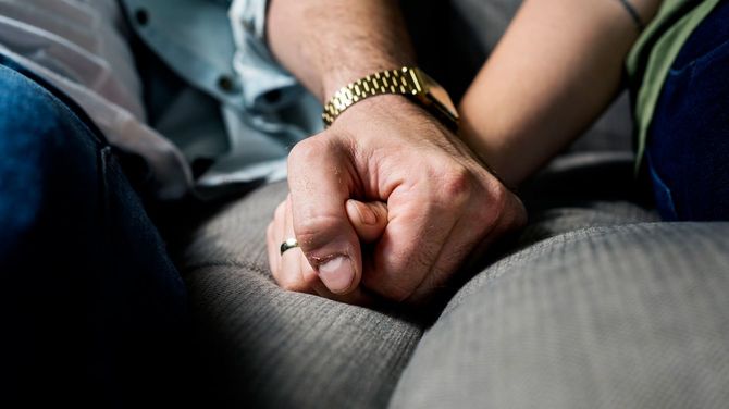 手をつなぐ夫婦