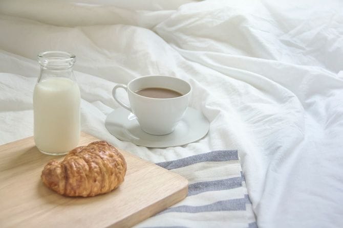 ホットコーヒー、クロワッサン、牛乳