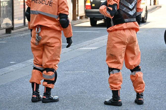 救急隊員の後ろ姿