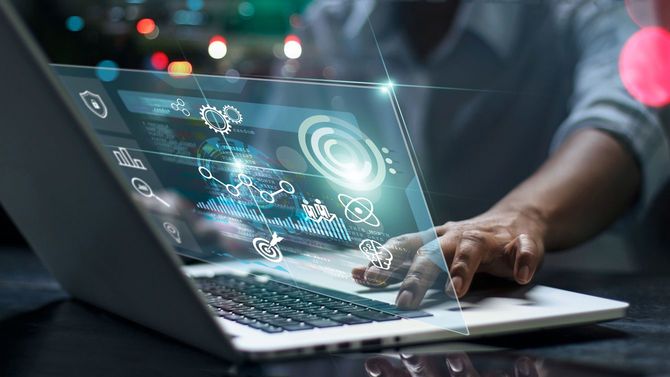 ノートパソコンの画面上ではさまざまなデータ解析が行われている