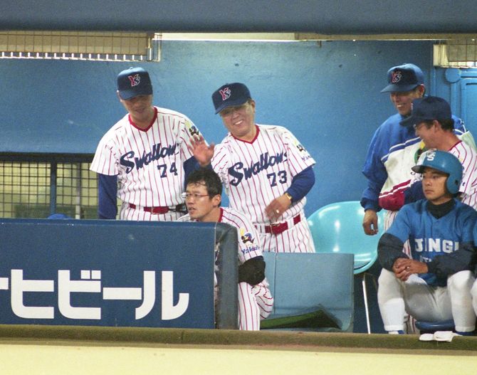 1997年10月21日、ベンチで決勝本塁打を放った古田敦也捕手(中央手前)をたたえるヤクルトの野村克也監督=神宮球場