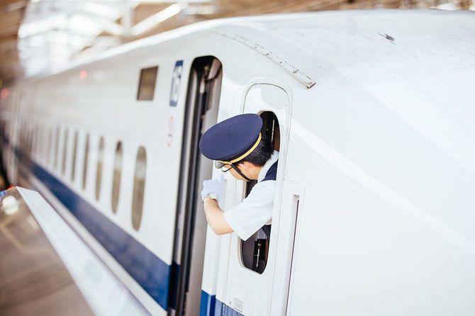 2019年5月13日、N700A新幹線の列車停車中の新幹線運転手