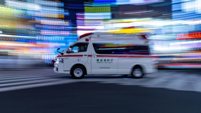 急行する救急車