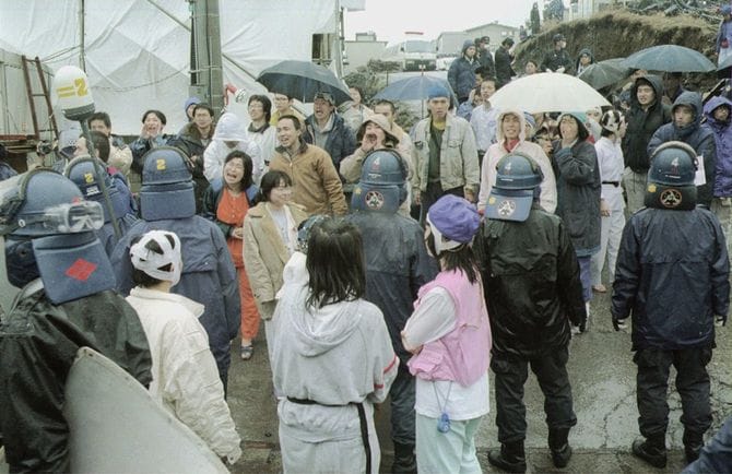 「子供を返せ」信者が要求 オウム関連施設を一斉捜索