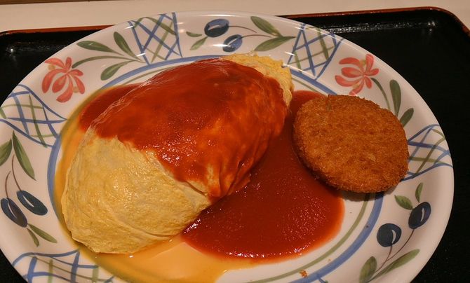 スナックパーク内「たまご丸」オムライス580円＋コロッケ80円