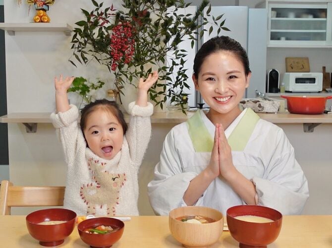 お雑煮の作り方をYouTubeで紹介するモエさん（右）と娘のスータン（左）