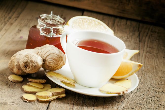 ショウガ、レモンのホットティーとハチミツ