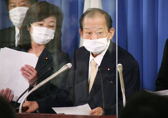 記者会見する自民党の二階俊博幹事長(右)。左は野田聖子幹事長代行=2021年7月20日、東京・永田町の同党本部