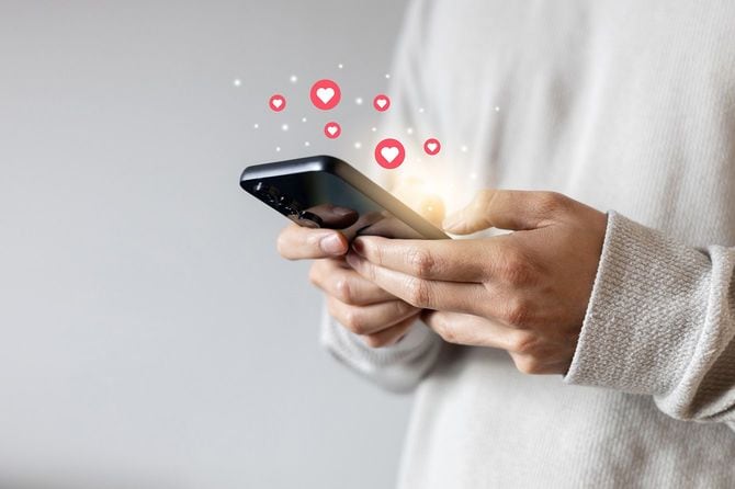 スマホを使用する人