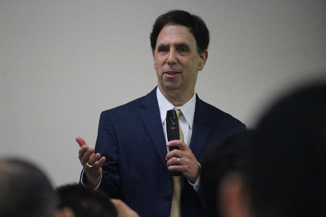 大阪大学で講演するフライシグ博士。