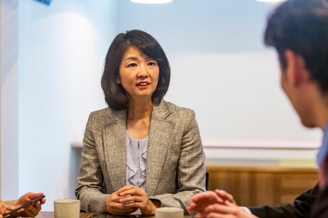 話を聞く管理職の女性