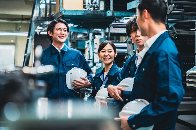 工場の現場で働く作業員たち