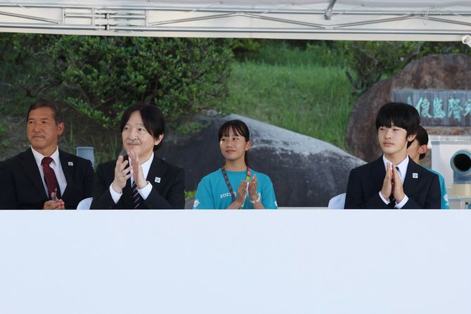 第47回全国高校総合文化祭「2023かごしま総文」のパレードを観覧される秋篠宮さまと長男悠仁さま=2023年7月29日、鹿児島市