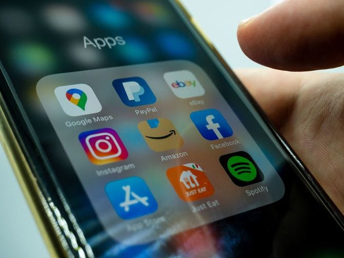 スマホでアプリを表示している人の手元