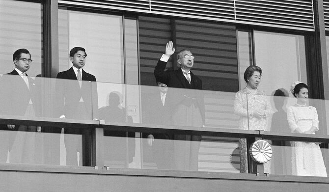 1969年4月29日、高さ1.1メートルの硬質ガラスが張りめぐらされた長和殿のベランダから一般参賀の人たちにこたえられる天皇ご一家(東京・皇居新宮殿)