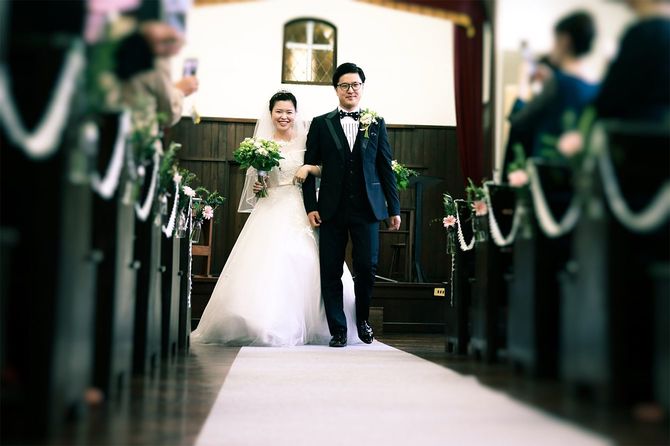 幸せなアジアの新郎新婦