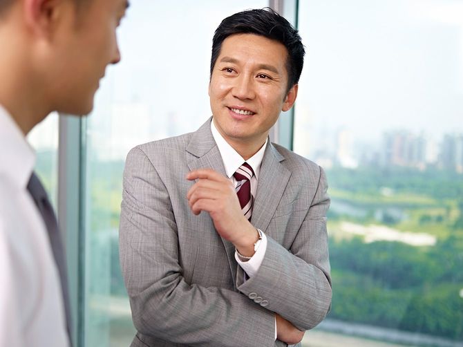 オフィスで話をする2人のビジネスマン