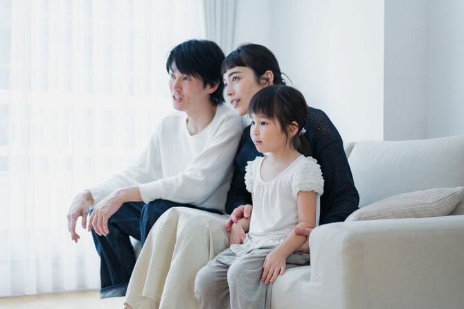 自宅で映画を見ている家族