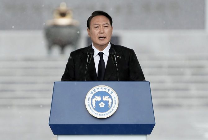 ソウル国立墓地で第67回追悼記念日式典に臨む韓国のユン・ソクヨル大統領＝2022年6月6日