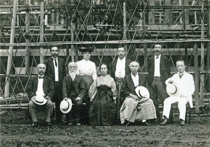 明治38年、日本女子大学校関連施設建設現場で評議員たち