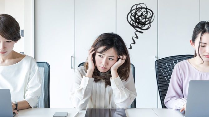 オフィスで心配になる女性