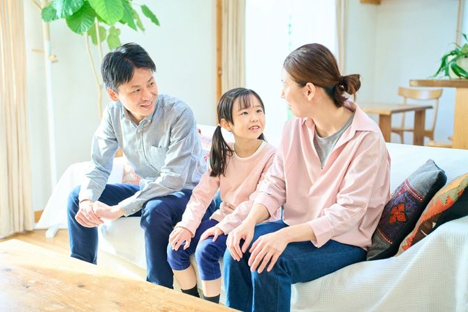 楽しそうに話す親子