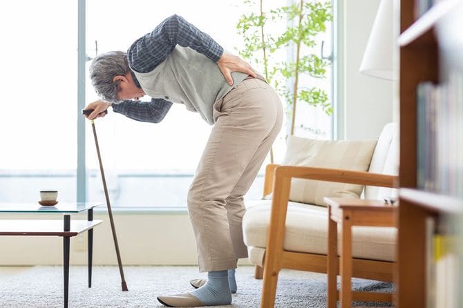 腰を痛めた高齢者