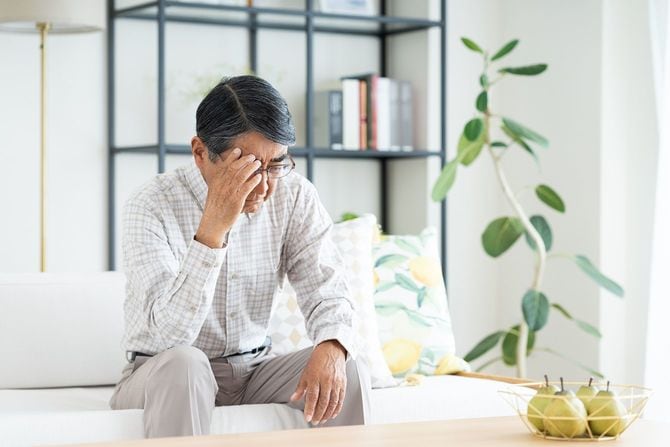 リビングで浮かない顔の男