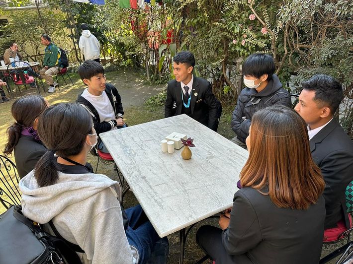 ネパールで現地の生徒と死生観を語り合う