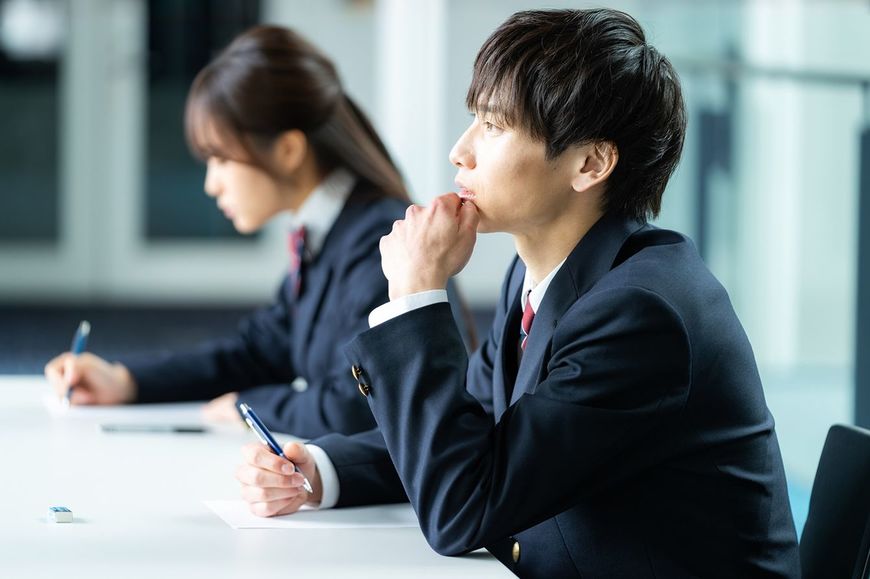 試験を受ける学生