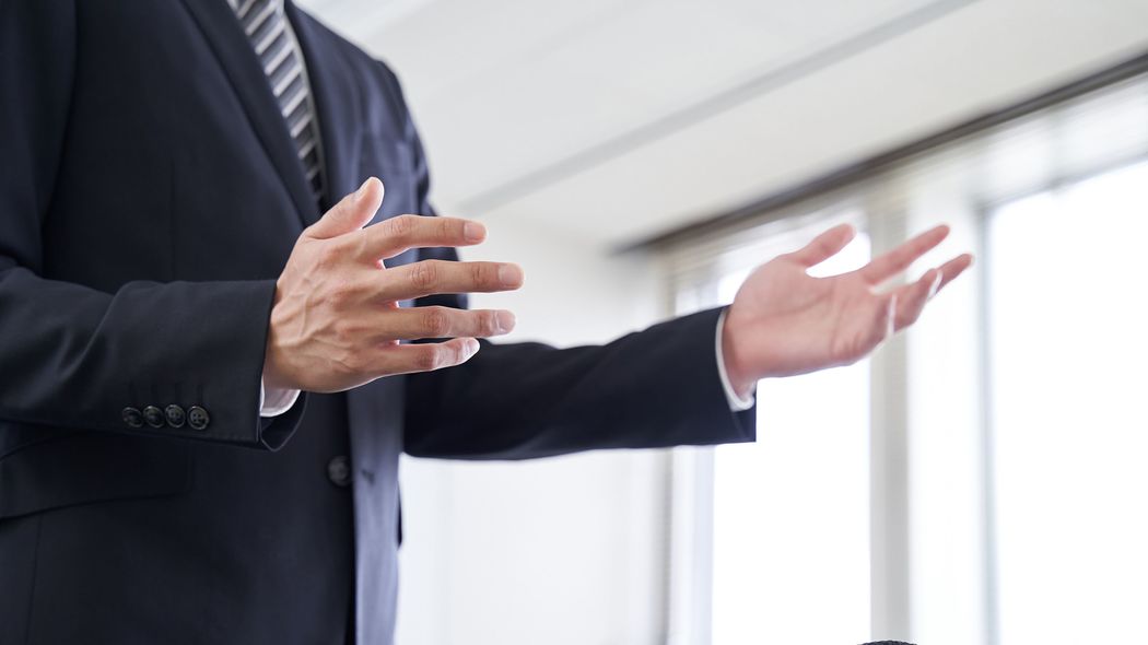 ｢結論から言うと…｣を連発して"両手ビュンビュン"…面接官がその場で｢×｣を付けた若者の"危うい話し方" ｢仕事できる風｣の演技が､胡散臭さを生んでいる