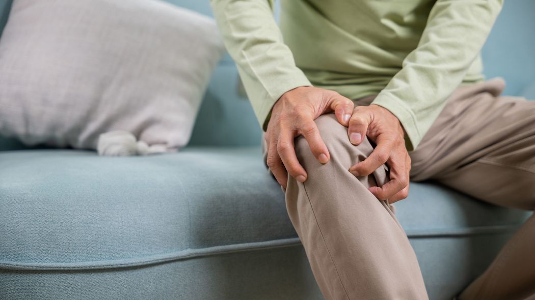 ｢O脚｣｢X脚｣を放置すると膝がヨボヨボになる…シャキシャキ歩ける中高年が寝る前に｢30秒だけ｣やっていること 最初にほぐしたい"体の部位"とは