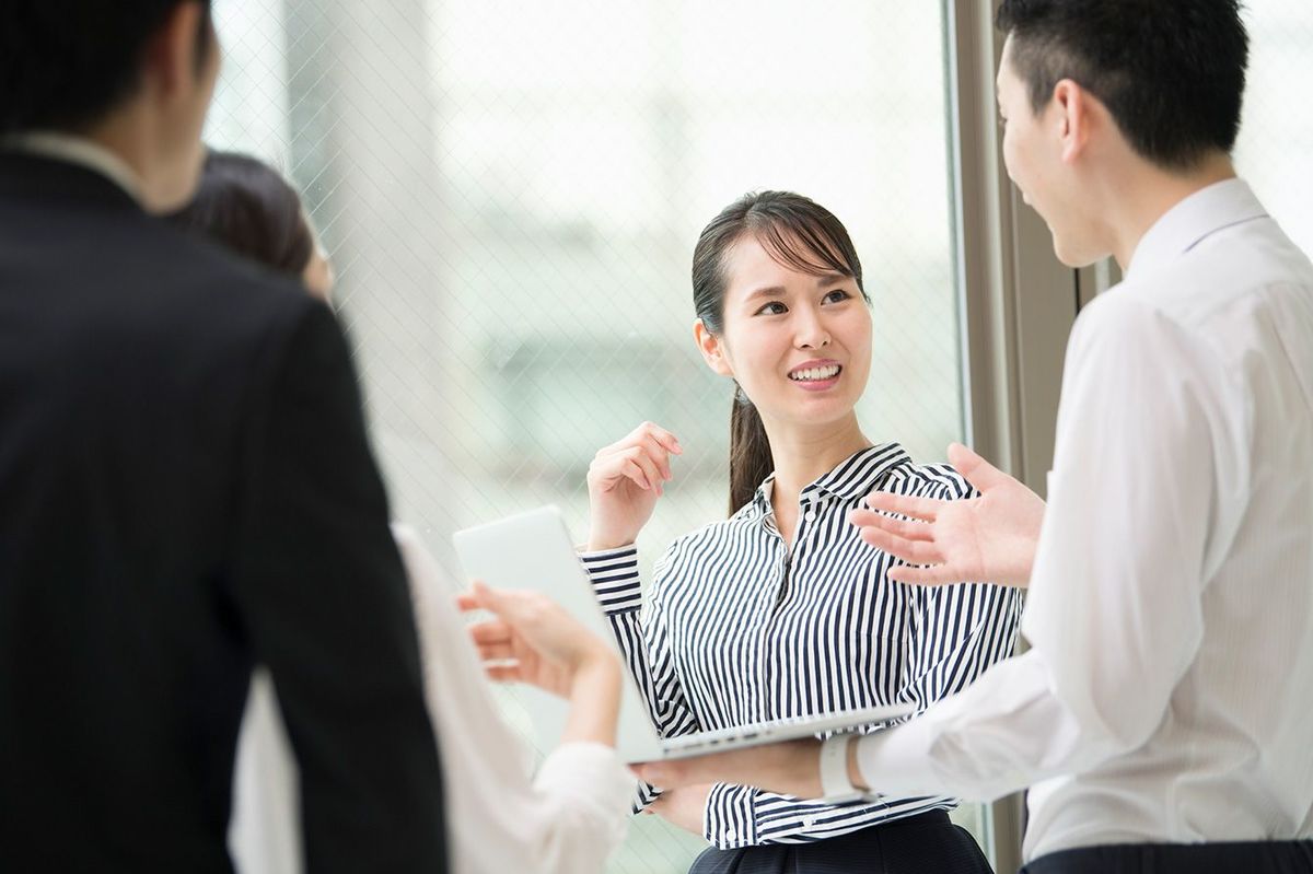 オフィスで話す人たち