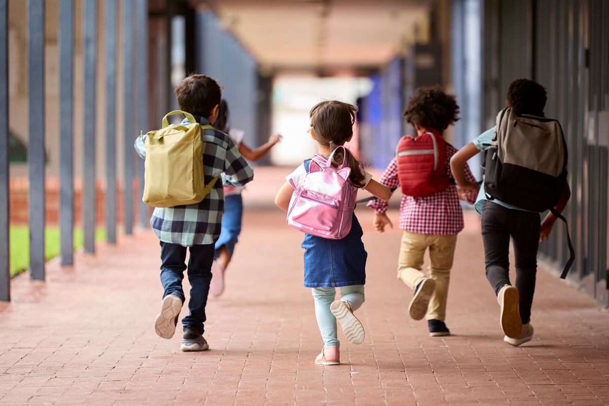 外廊下を走る小学生低学年のグループ