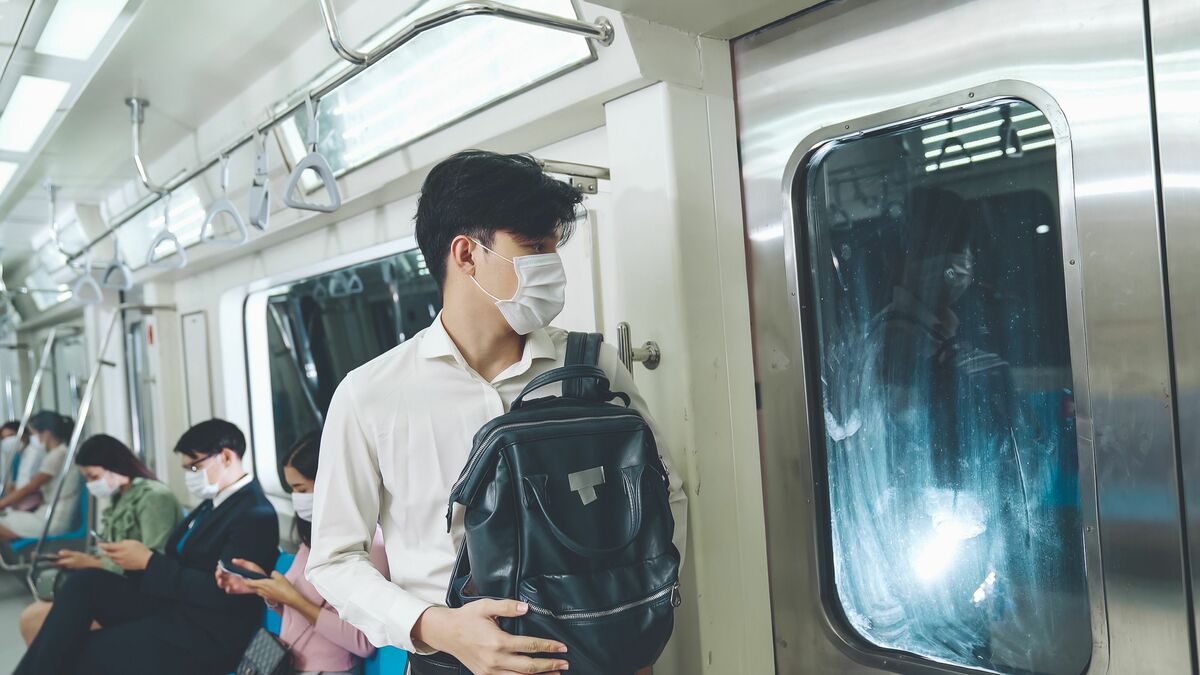 電車 内 リュック