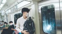 混雑時にリュックを前に抱えるのは｢マナー違反｣…鉄道各社が｢荷物は手に持って｣と呼びかける理由【2023上半期BEST5】