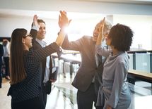 職場が暗いなら"ハイタッチ"を義務にする