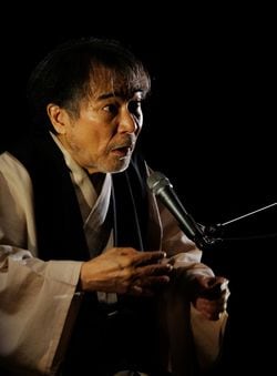 暗闇で怪談を話す稲川さん