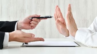 ｢次の台風で雨漏りしますよ｣に｢いま忙しいので｣はダメ…屋根のプロ直伝｢訪問業者を一発撃退するフレーズ｣
