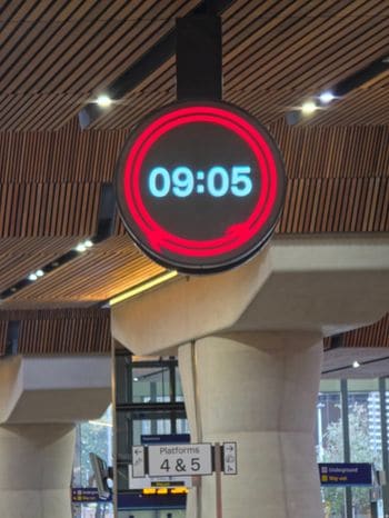 ブリッジ駅のデジタル時計