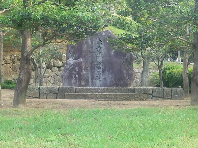姫路城三の丸に置かれている歩兵第十連隊跡の石碑