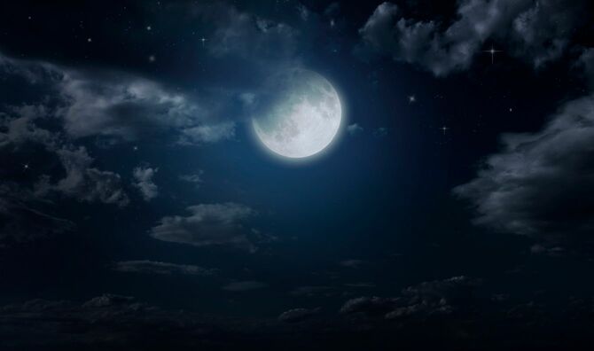 夜の空と月