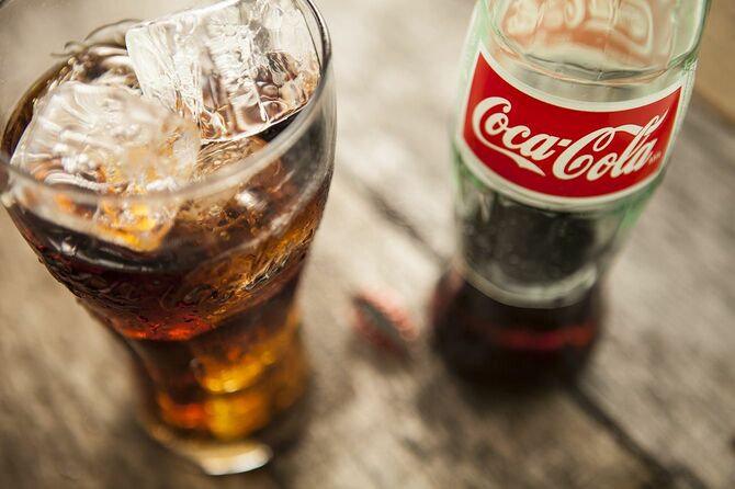 コカ・コーラのボトルとグラスに入ったコカ・コーラ