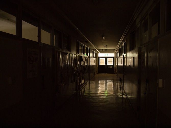 暗い学校の廊下