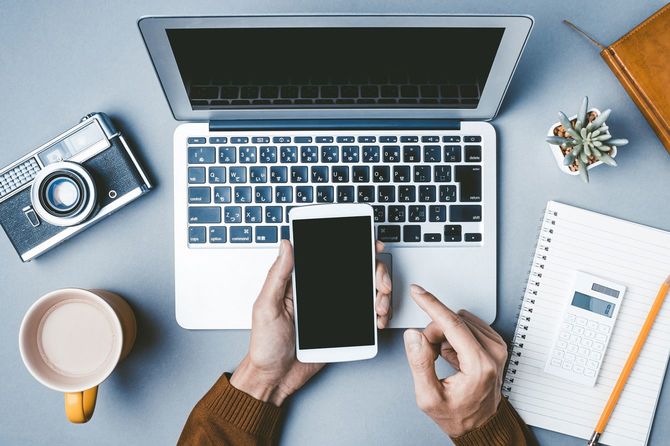 ラップトップとスマートフォン