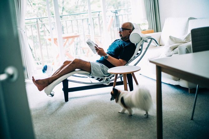 窓側に足が向くように写真の椅子に座りながら日々の読書をすることが多いという。取材時には愛犬の「お蝶さん」の姿も